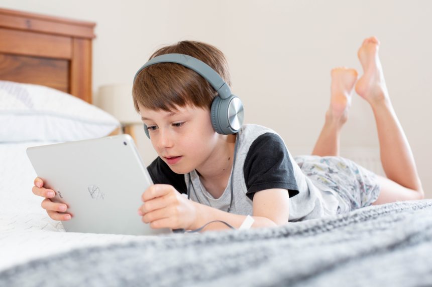 Você presta atenção ao que seus filhos assistem, ouvem e leem?
